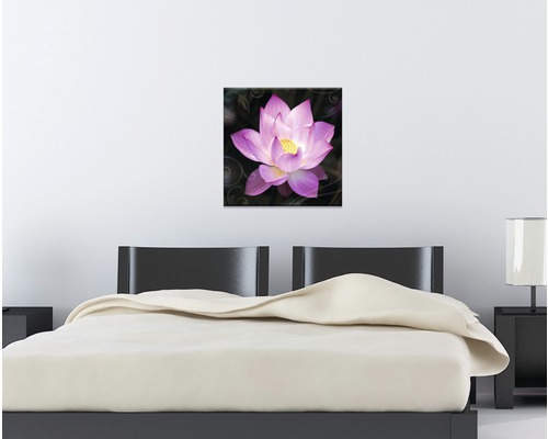 Schilderij van een bloeiende lotusbloem in de slaapkamer