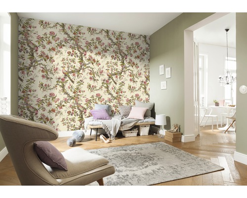 Woonkamer met bloemenbehang met vogels, fauteuil en vloerkleed voor een lichte en georganiseerde sfeer.