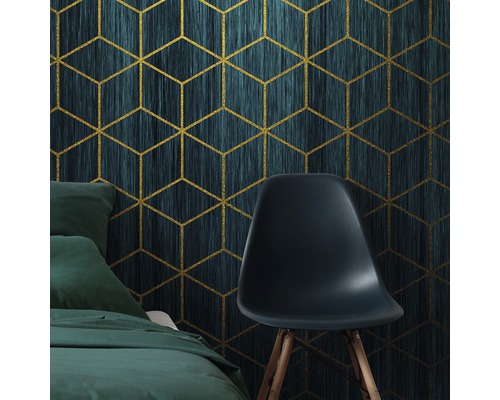 Scene van een slaapkamer met een bed, een stoel en behang met een geometrisch kubuspatroon