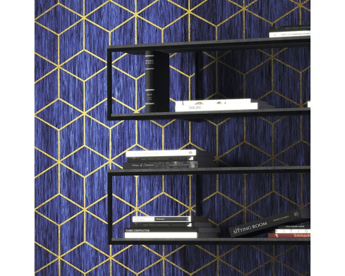 Boekenplank met boeken tegen een wand met geometrisch behang