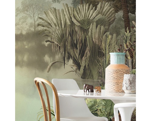 Eetkamer met fotobehang met jungle motief, tafel en decoratieartikelen