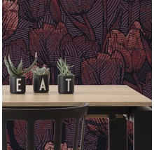 Scene met behang met patroon en vetplanten op een tafel