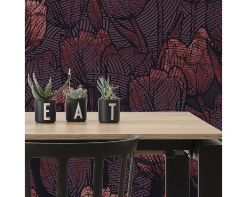 Scene met behang met patroon en vetplanten op een tafel