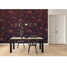 Eetkamer met eettafel, stoelen, hanglampen en bloemenbehang