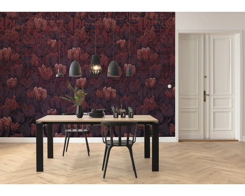 Eetkamer met eettafel, stoelen, hanglampen en bloemenbehang