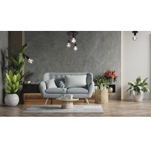 Woonkamer met bank, tafel, planten en verlichting