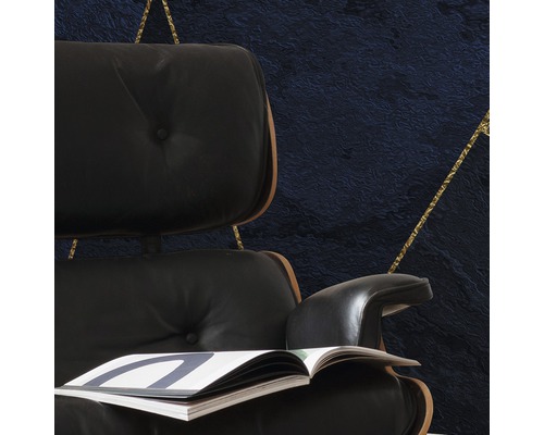 Gedetailleerde weergave van een fauteuil met tijdschrift voor een muur met geometrisch patroon