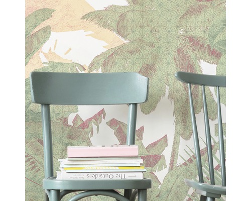 Decoratieve muur met palmmotief en twee stoelen