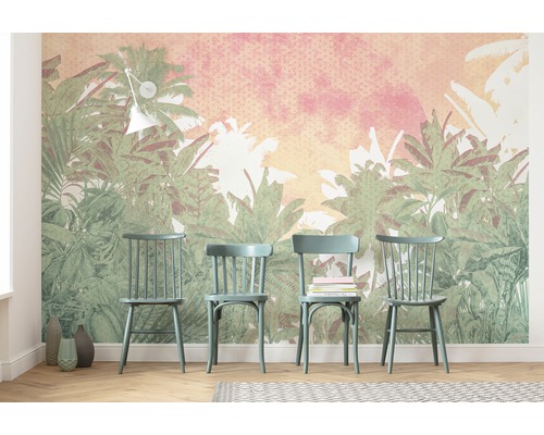 Woonkamer met junglebehang en vier stoelen