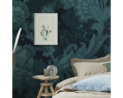 Decoratieve slaapkamer met patroonbehang, bed en bijzettafel