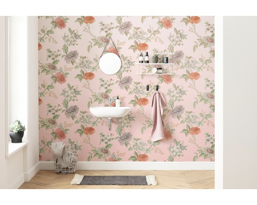 Badkamer met bloemenbehang, spiegel, wastafel en handdoekhouder.