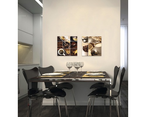 Eetkamer met tafel, stoelen en twee wanddecoraties met koffiemotieven
