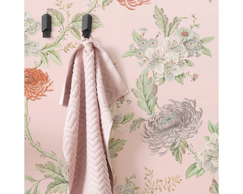Wand met bloemenbehang, handdoek aan haak
