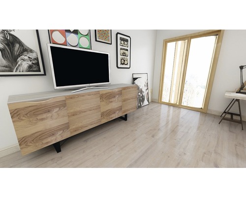 Woonkamer met houten tv-meubel en televisie