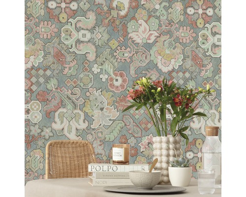 Behang met patroon, tafeldecoratie en stoel
