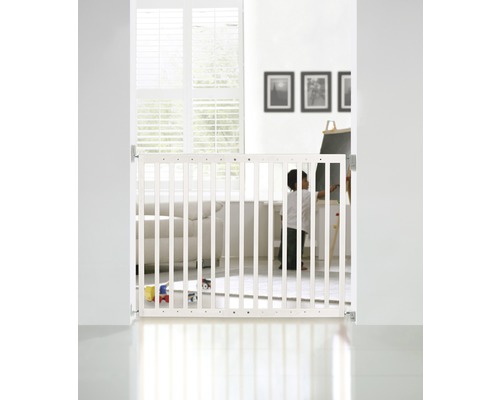 Wit veiligheidshekje voor een woonkamerdeur met spelend kind