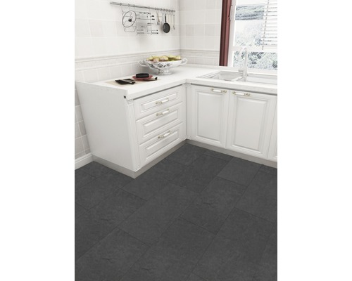 Keukenscène met witte kasten en een donkere vloer