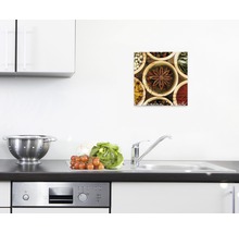 Wanddecoratie met kruiden in een keuken
