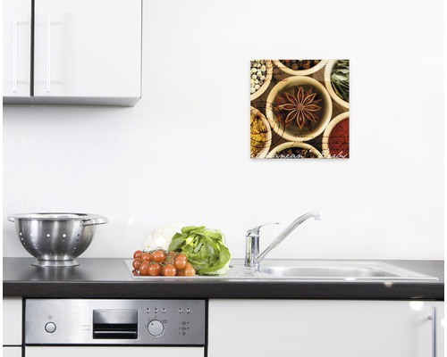 Wanddecoratie met kruiden in een keuken