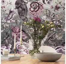 Decoratief interieur met bloemenbehang, boeket en kaarsen