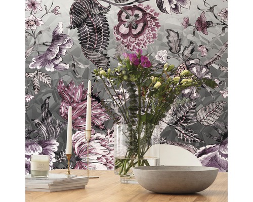 Decoratief interieur met bloemenbehang, boeket en kaarsen