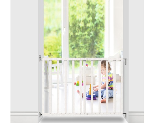 Wit traphek met spelend kind op de achtergrond