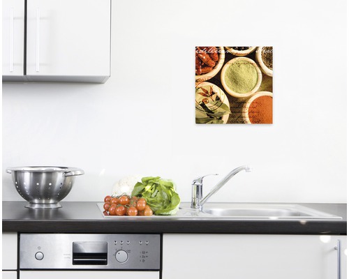 Keukenscène met gootsteen, groenten en muurdecoratie met kruiden