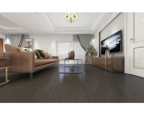 Woonkamer met bruine bank, salontafel en donkere laminaatvloer.