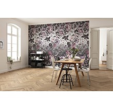 Lichte kamer met eettafel en bloemenbehang