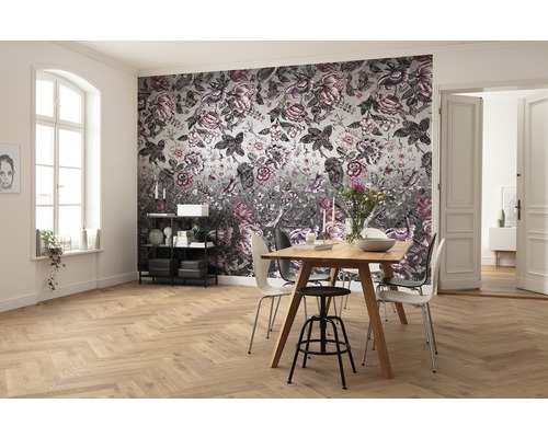 Lichte kamer met eettafel en bloemenbehang