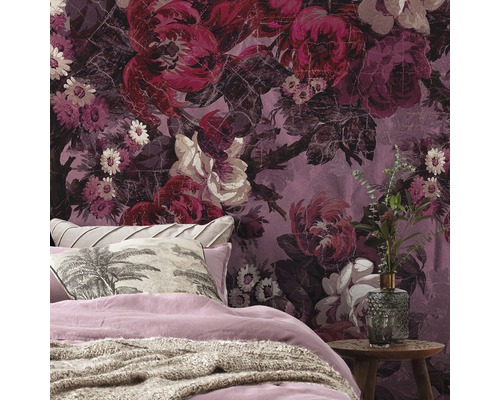 Slaapkamer met bloemenbehang, bed en nachtkastje