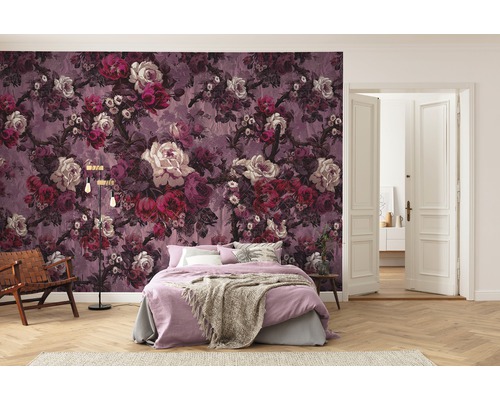 Slaapkamer met bloemenbehang, bed en houten vloer