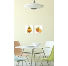 Eetkamer met eettafel, stoelen en muurafbeeldingen met fruitmotieven