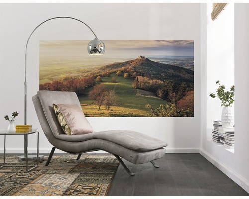Interieurscène met chaise longue, booglamp en landschapsfoto
