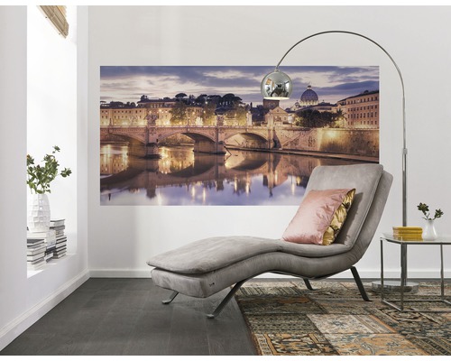 Woonkamer met ligstoel, staande lamp en muurschildering met brugmotief