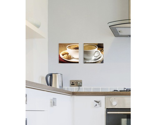 Tweeledige wanddecoratie met koffiekopjes in een keuken