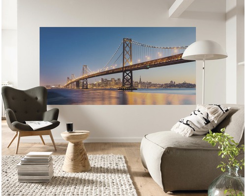 Woonkamer met muurschildering van de Golden Gate Bridge, fauteuil en bank