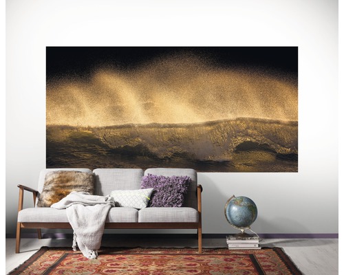 Decoratieve muurschildering met golfmotief boven een bank in de woonkamer