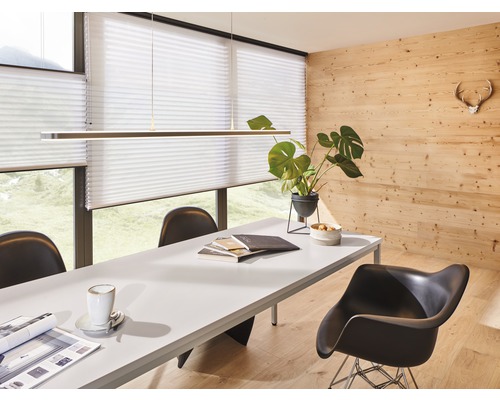 Interieur met tafel, stoelen, hanglamp, plisségordijnen en houten lambrisering