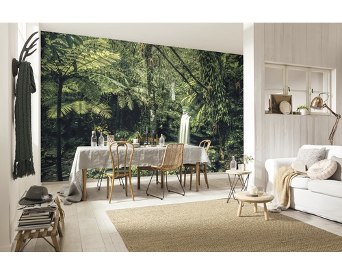 Woonkamer met fotobehang van jungle, eettafel en stoelen