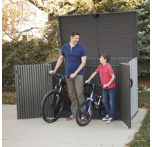 Fietsbox met twee fietsen en twee personen in de tuin.