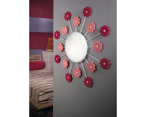 Wandlamp met bloemmotieven in kinderkamer