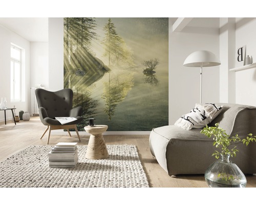 Woonkamer met fotobehang van een meer met bomen en zonnestralen