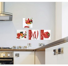 Meerdelige wanddecoratie met chili motieven in een keuken