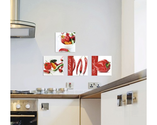 Meerdelige wanddecoratie met chili motieven in een keuken