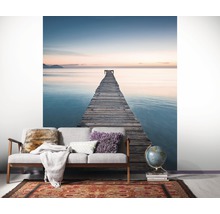 Woonkamer met fotobehang dat een houten steiger in de zee toont