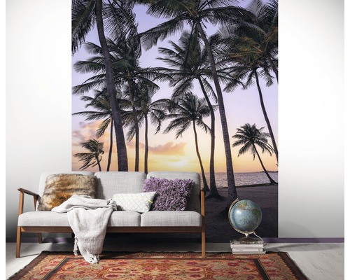 Wandafbeelding met palmmotief boven een woonruimte met bank en decoratie
