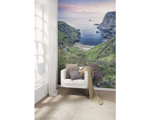 Wanddecoratie met kustmotief in een woonkamer met fauteuil.