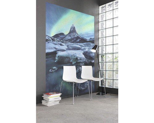 Kamer met fotobehang met bergmotief, twee witte stoelen en staande lamp