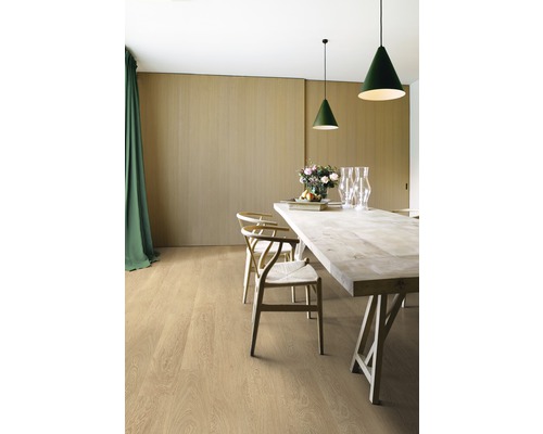 Eetkamer met houten vloer, eettafel, stoelen en hanglampen